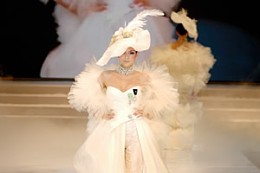 中国上海婚博会上的国际婚纱礼服流行时尚发布一