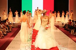 中国武汉婚博会现场的国际婚纱礼服流行时尚发布三