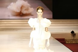 中国北京婚博会现场的国际婚纱礼服流行时尚发布会