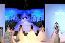 中国成都婚博会上的国际婚纱礼服流行时尚发布会