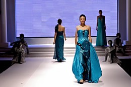 中国成都婚博会上国际婚纱礼服流行时尚发布会