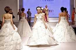 中国武汉婚博会现场的国际婚纱礼服时尚发布